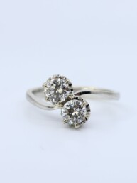 Eleganter Weißgold-Brillantring mit zwei Brillanten, 0,40 ct.