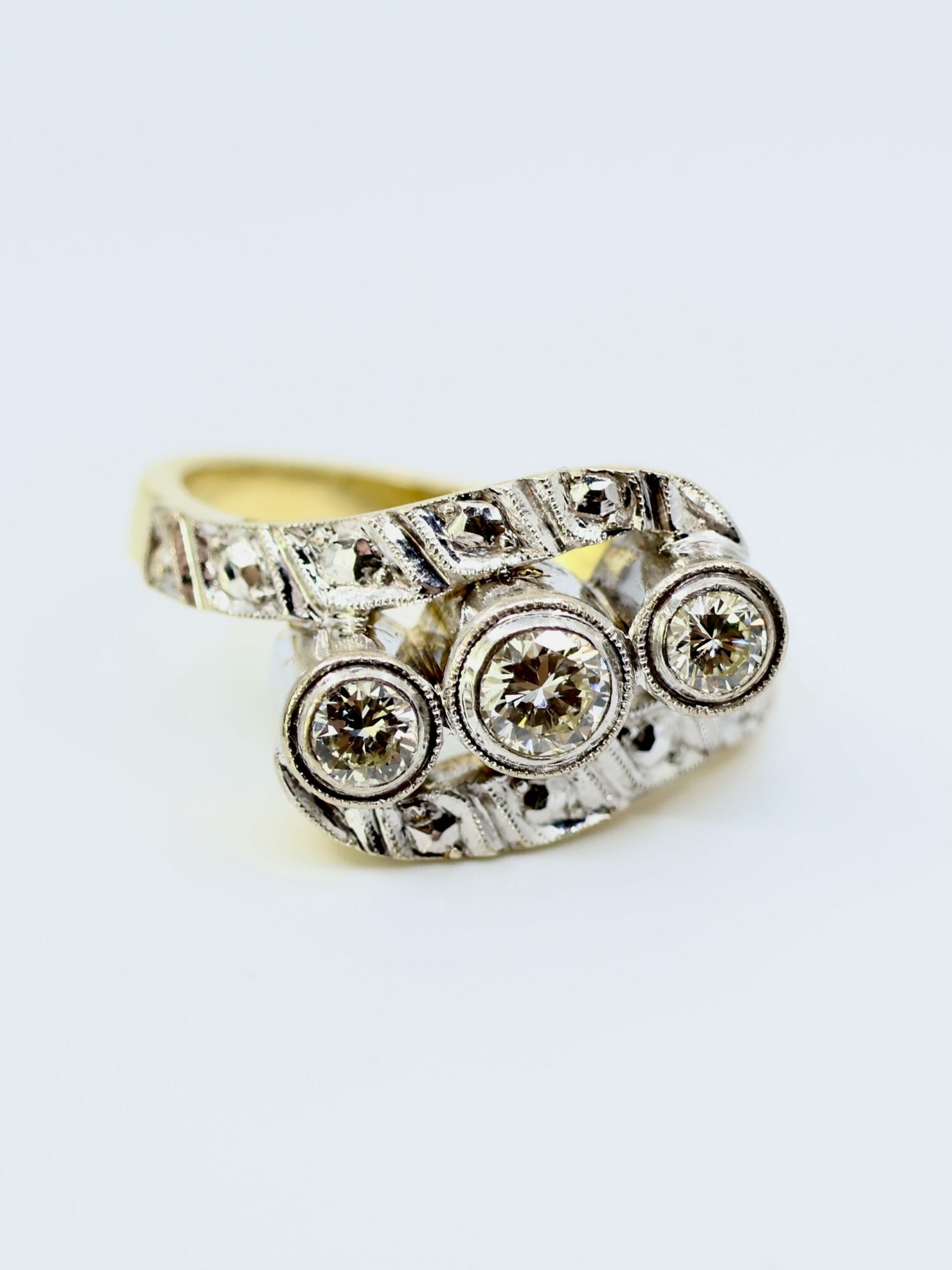 Eleganter Gelbgold-Brillantring mit drei funkelnden Brillanten, hochwertiger Schmuck für Damen.