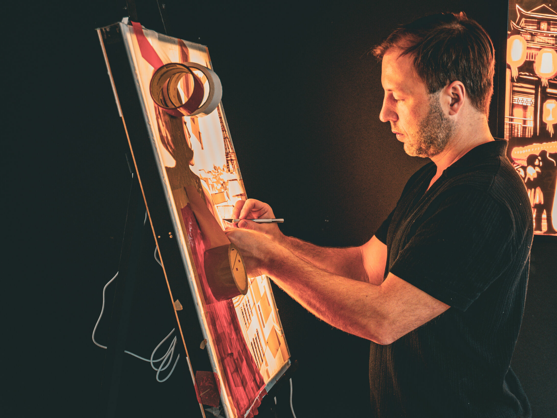 Ein Künstler arbeitet konzentriert an einem Gemälde im Auktionshaus Miltenberg.